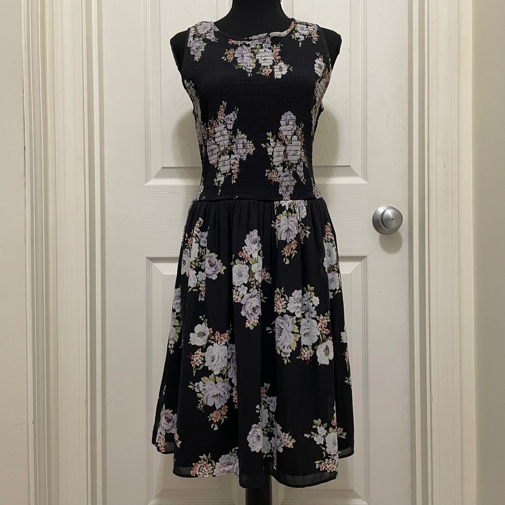 LOFT Sleeveless Fit & Flare Dress Knee Length Sz 8 Smocked Bodice Floral Cottage